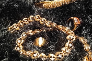 Goldkette auf einem flauschigen Untergrund